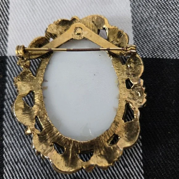 Lot of 2 Gold Tone Metal Framed Victorian Inspired Brooches of Female Subjects - Picture 8 of 11